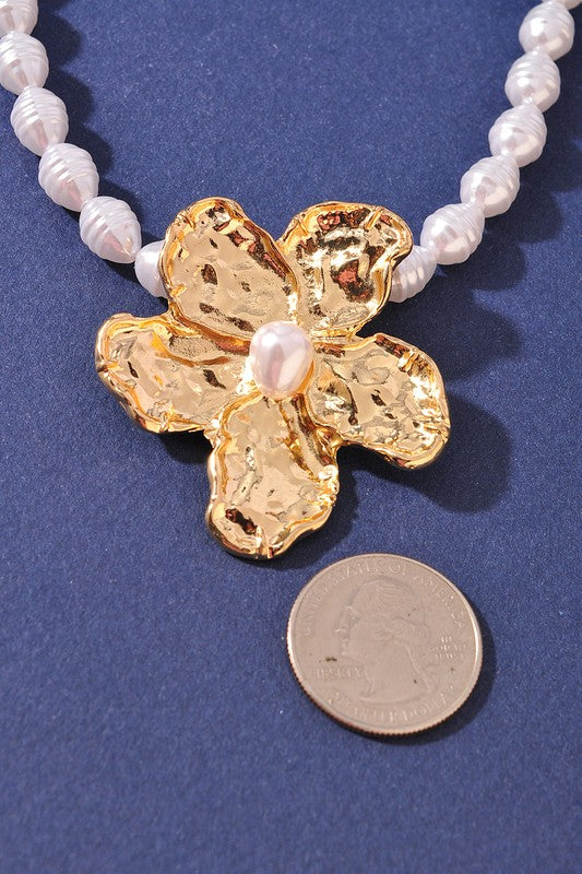 Flower pendant pearl bead necklace