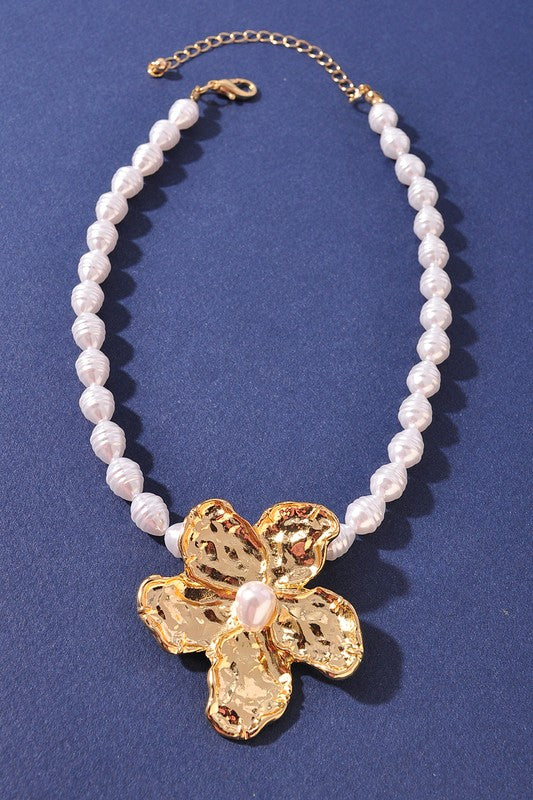 Flower pendant pearl bead necklace